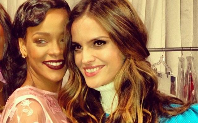 Em bastidores de desfile, Izabel Goulart tieta Rihanna: