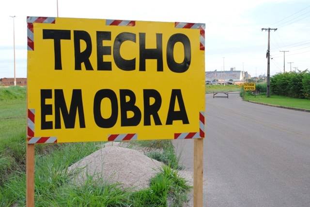 Obras de macrodrenagem interditam trecho em avenida de Vilhena