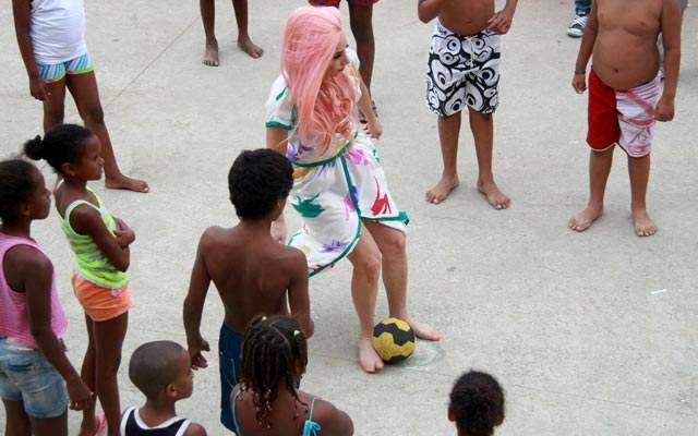 Lady Gaga visita favela pacificada no Rio de Janeiro