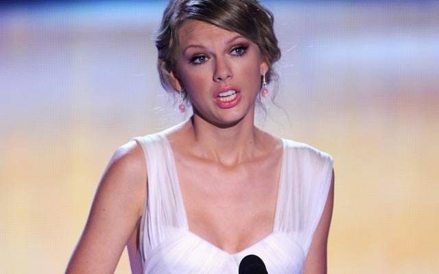 Amigos dizem que Taylor Swift coloca muita pressão em seus namoros