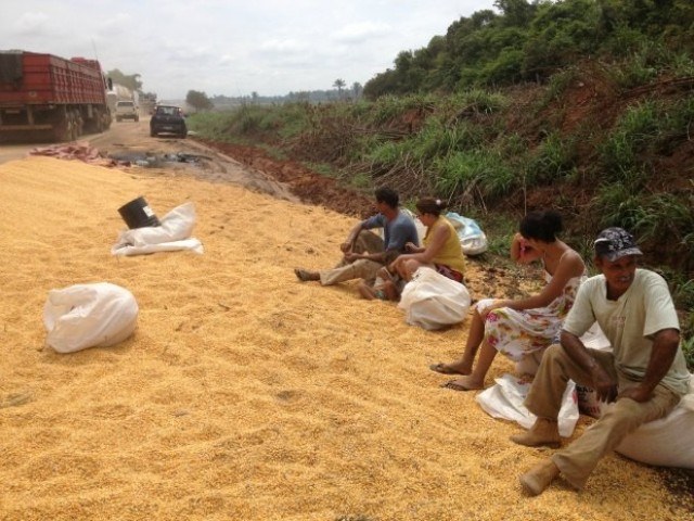 Caminhoneiro de Cacoal provoca acidente e faz vilhenense tombar na BR 364