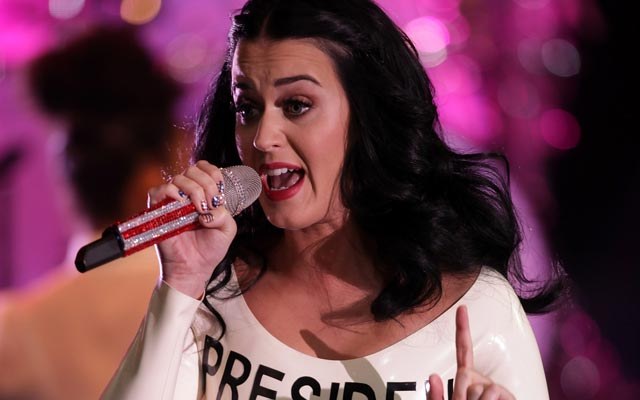 Katy Perry se esconde debaixo da mesa para não encontrar ex em restaurante
