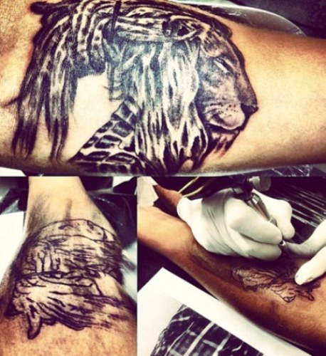 Caio Castro faz mais uma tatuagem: "Rasta lion"