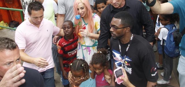 Site americano faz piada sobre visita de Lady Gaga a favelas brasileiras