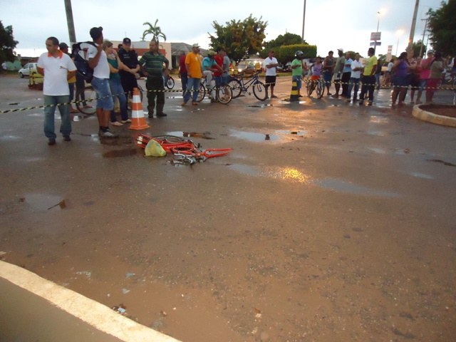 Direto do local: ciclista idoso morre esmagado por carreta em Cerejeiras