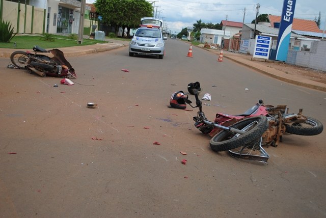 Motos se chocam e condutores sofrem ferimentos graves no bairro Jardim América