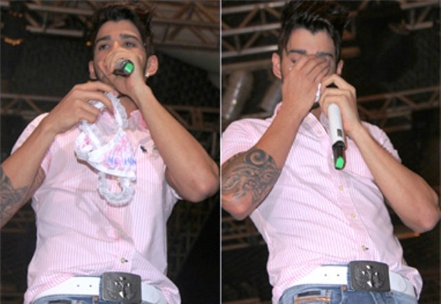 Gusttavo Lima cheira calcinha arremessada por fã em Belém
