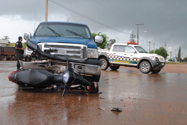 Motociclista sofre traumatismo ao colidir frontalmente com picape 