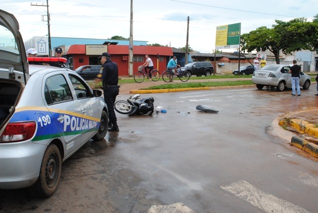 Acidente na Tancredo Neves causa danos materiais e escoriações em motociclista 