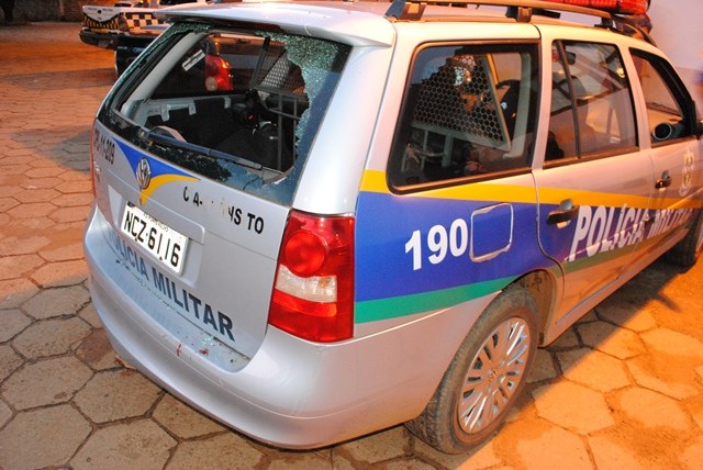 Mulher tenta impedir prisão do irmão acusado de roubo e acaba detida 