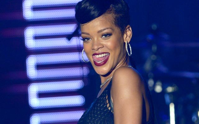 Jornalistas fazem protesto pedindo atenção de Rihanna na "777 Tour"