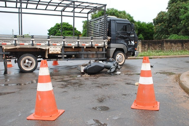  Acidente entre caminhão e motocicleta deixa rapaz com suspeita de fraturas 