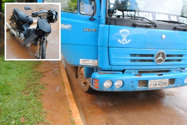 Motociclista bate em caminhão que invadiu preferencial e sofre escoriações 