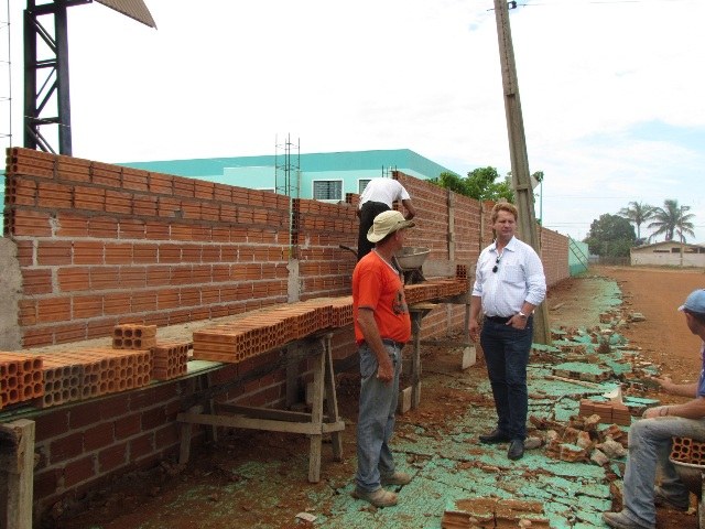 Em escola, prefeito acompanha reconstrução de muro derrubado por vendaval