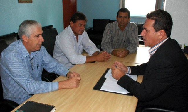 Acompanhado de vereadores, prefeito eleito de Cerejeiras ganha apoio de deputado
