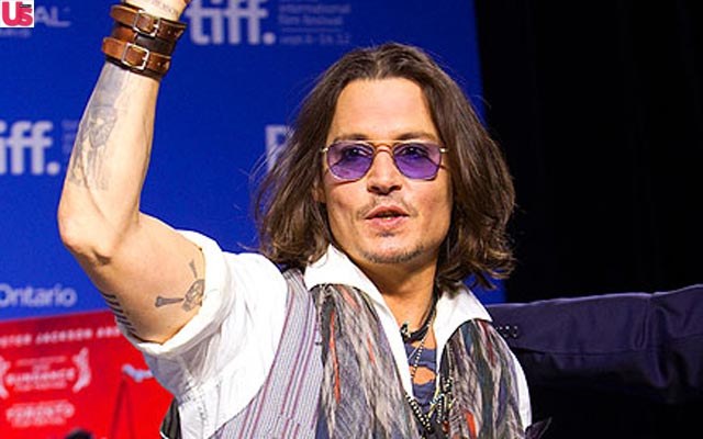 Johnny Depp assume romance com atriz Amber Heard