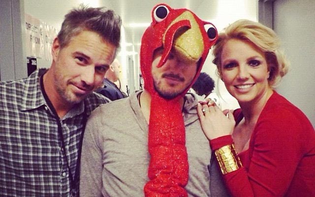 No Dia de Ação de Graças, Britney Spears se divertiu com homem vestido de peru