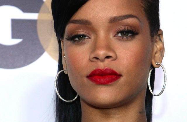 Rihanna deixa de lado divulgação de álbum para acompanhar turnê de Chris Brown