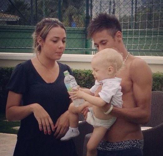 Mãe do filho de Neymar volta a frequentar casa do jogador