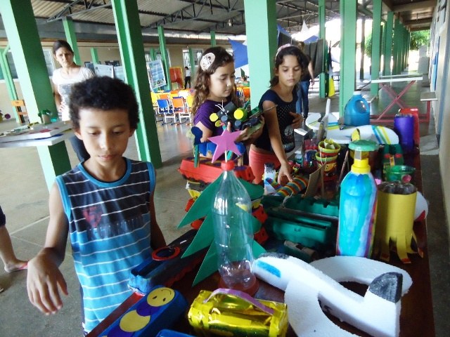Estudantes de Vilhena expõem produtos construídos com materiais reciclados