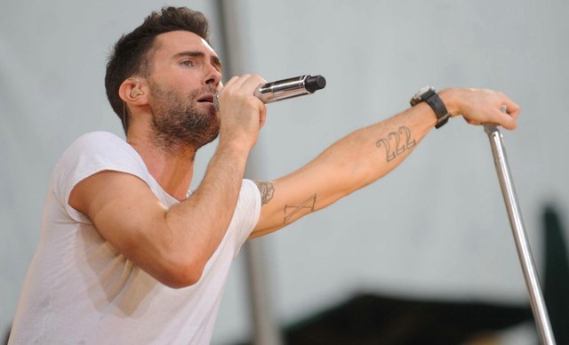 Adam Levine diz no Twitter: "estou pronto para assumir a bateria do Pearl Jam"