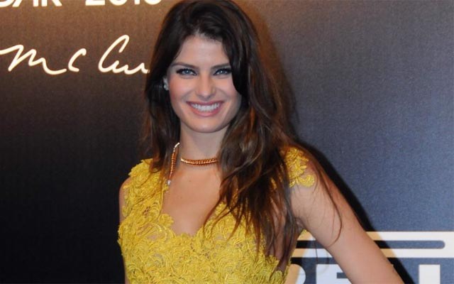 Isabeli Fontana sobre boatos de namoro: "Estou linda e solteira"