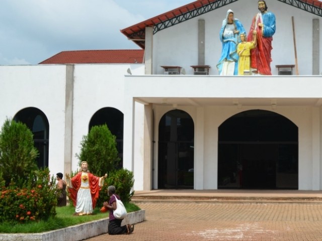 Em cidade governada por padre, bispo proíbe estátuas de santos em praça