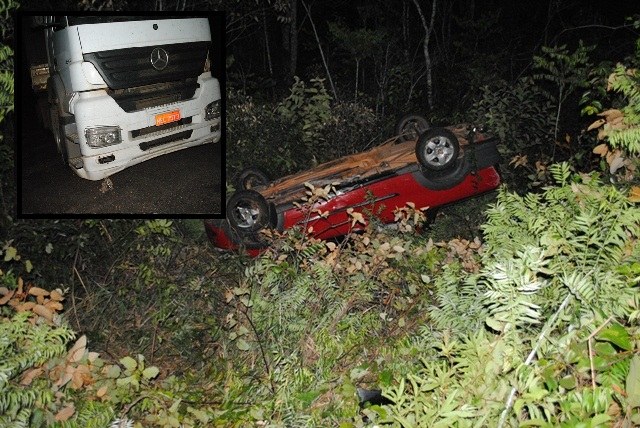 Picape com três passageiros sai da pista e capota no km 52 da BR 364 em Vilhena 