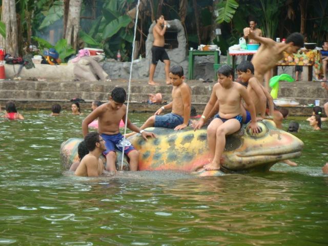 Prefeitura paga: alunos que participam de projeto contra dengue ganham passeio