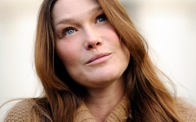 Após virar alvo de grupos feministas, Carla Bruni explica declaração polêmica 