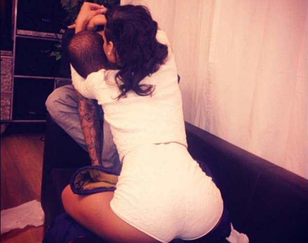 Em foto, Rihanna agarra Chris Brown e diz: "Eu não quero ir"
