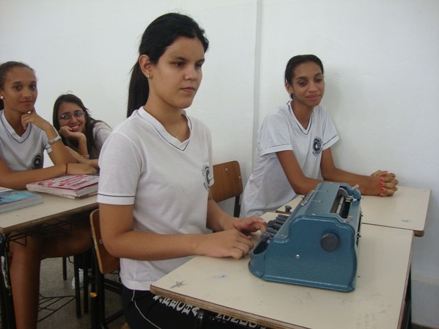 Cega e órfã, estudante é aprovada em vestibular e dá exemplo de superação