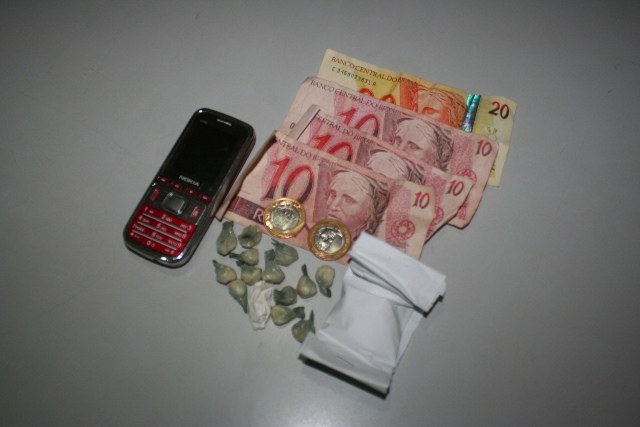 Polícia Militar prende dois por comércio de entorpecentes