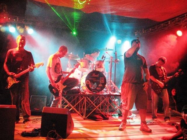 FOLHA ON LINE COBRE PARTICIPAÇÃO DA ENMOU EM FESTIVAL DE ROCK