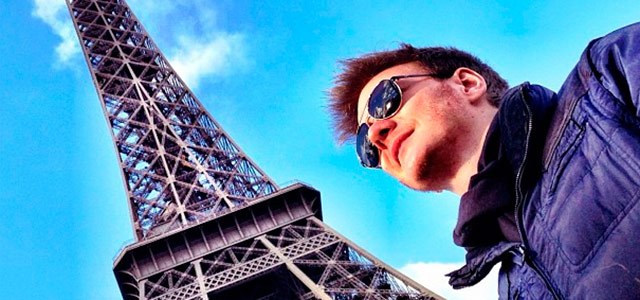 Após perder o voo para o Brasil, Michel Teló decide passear por Paris