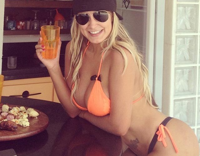 Depois de título, vice-Miss Bumbum Andressa Urach se joga no churrasco