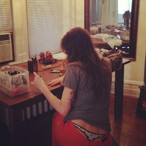 Em foto, Isabeli Fontana acaba mostrando demais enquanto faz as unhas