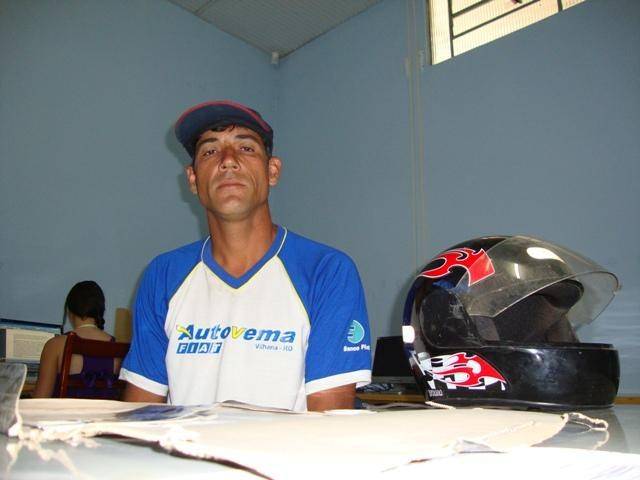 ENQUANTO AUTORIDADES FAZEM FARRA COM TERRENOS, SUCATEIRO VIRA SEM-TETO