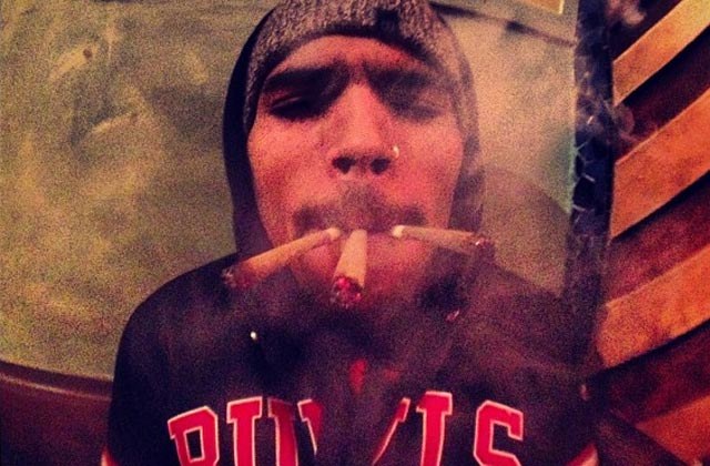 Chris Brown aparece fumando cigarros suspeitos: "É para uso medicinal"