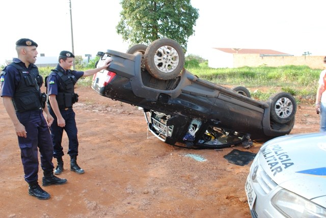 Veículo capota nas proximidades da AABB; motorista não se feriu  