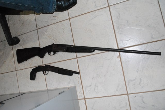 Após denúncia anônima, policiais a apreendem armas em propriedade rural