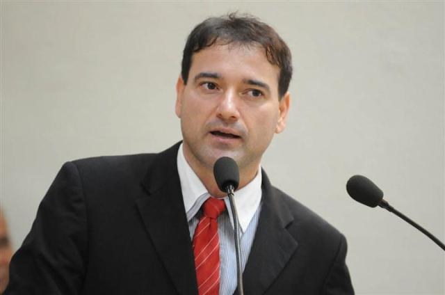 Deputado liga e desabafa: “O prefeito nos deixou numa situação constrangedora”