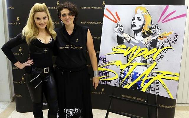Madonna encontra brasileira que criou capa de seu novo single