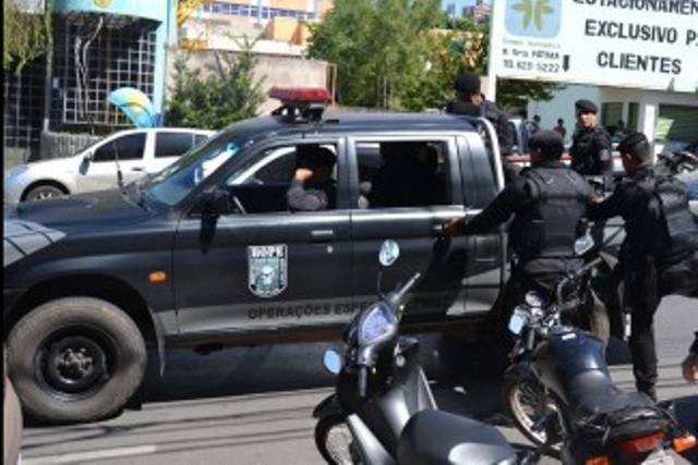 Polícia mata menina de 12 anos entre bando que assaltou bancos em Comodoro