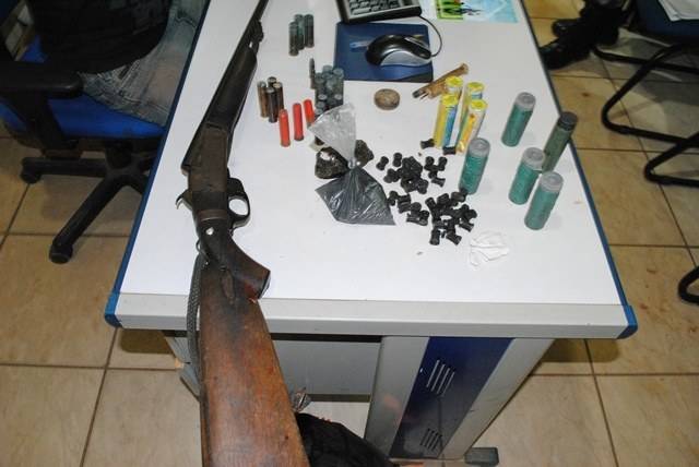 Homem é preso em propriedade rural por porte de arma e tentativa de homicídio