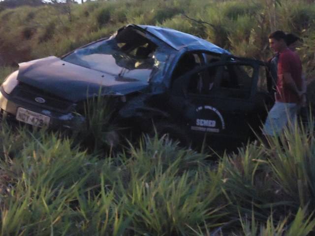 Com dois servidores, veículo da prefeitura de Corumbiara capota na BR 435