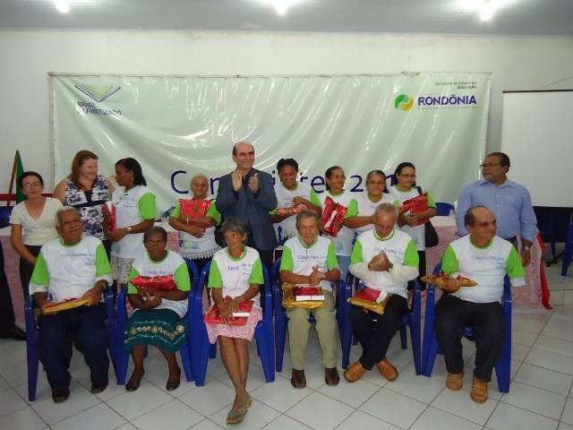 Emoção marca formatura de idosos que aprenderam a ler em Colorado do Oeste