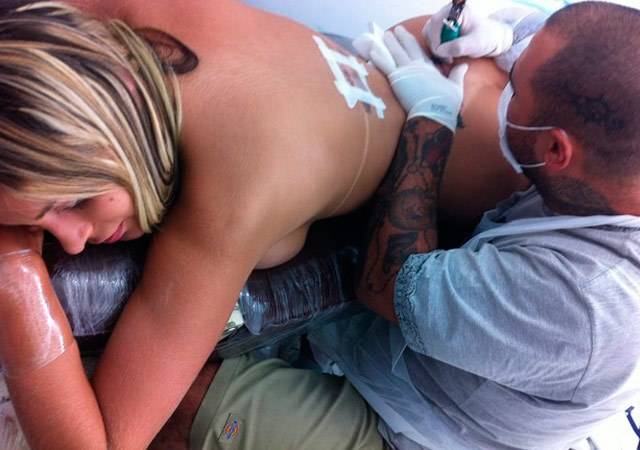 Para eternizar título, Andressa Urach tatua