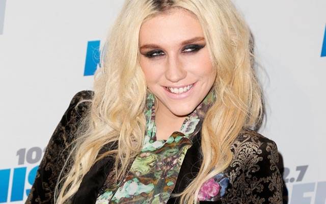 Ke$ha desiste de publicar fotos de nus masculinos em seu livro de memórias