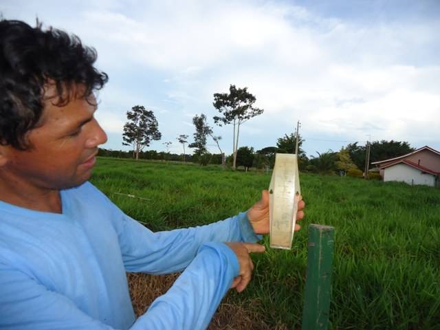 Plantador em Cerejeiras mede as chuvas e diz: “Este ano está chovendo bem menos”